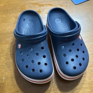 Crocs men’s size 7/ women’s size 9. Navy blue